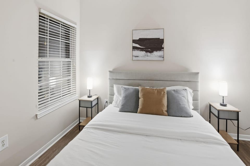 Modern Comfort w Balcony, Kitchen & WiFi Apartment in Homewood