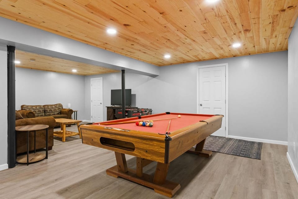 Log Cabin Game Room Close to the Slopes & Lake Cabin in Pocono Mountains