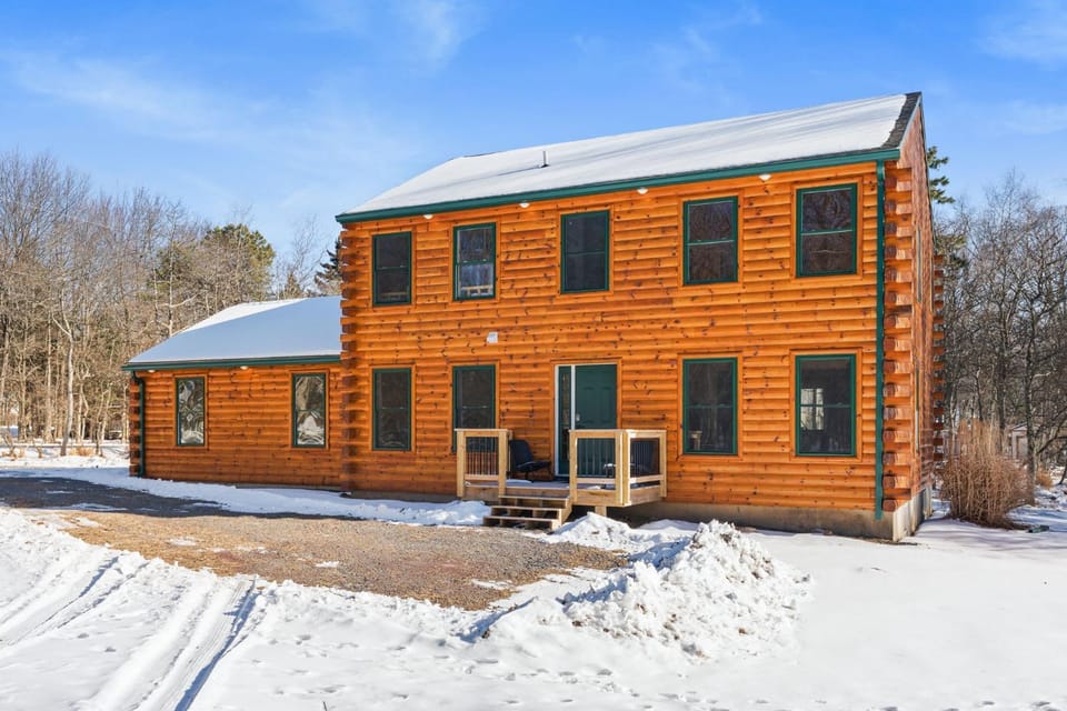 Log Cabin Game Room Close to the Slopes & Lake Cabin in Pocono Mountains