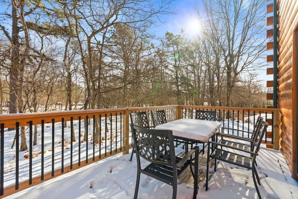 Log Cabin Game Room Close to the Slopes & Lake Cabin in Pocono Mountains