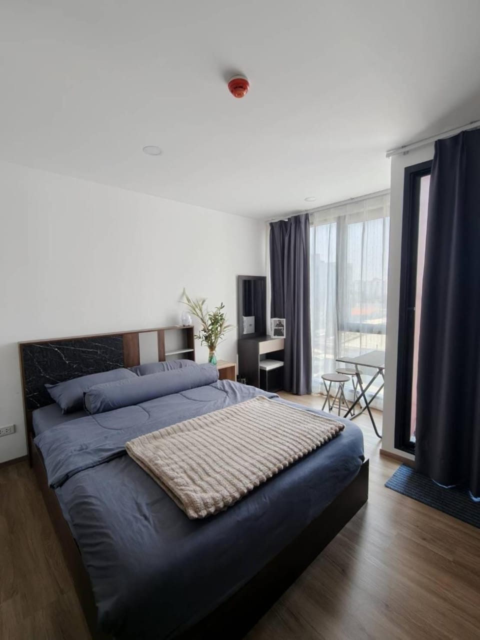 Bed, Living room, Photo of the whole room, Bedroom