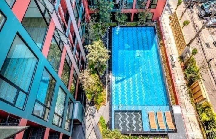 Property building, Day, Pool view, Swimming pool, sunbed