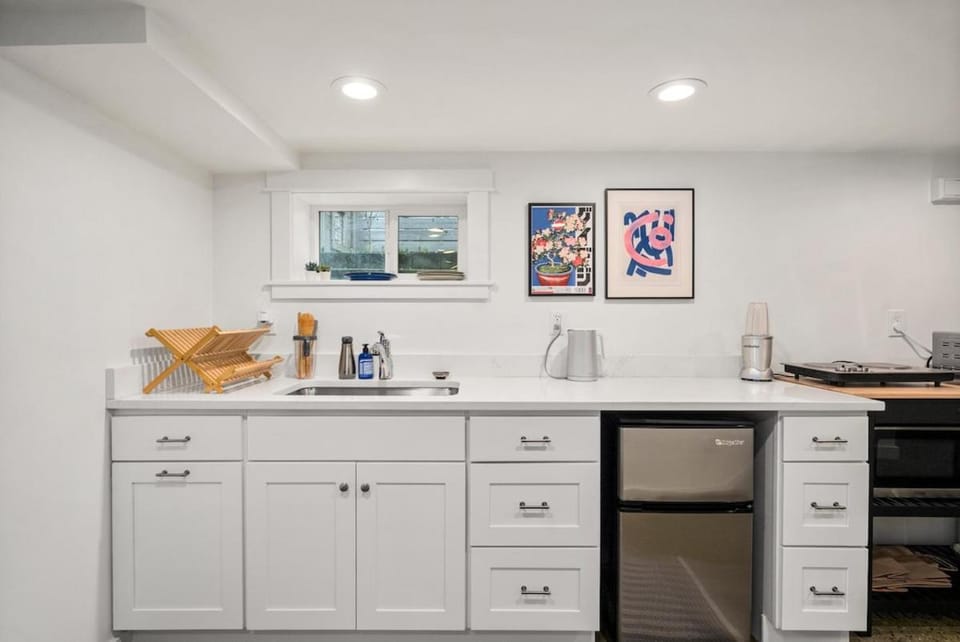 Modern 1BR Basement Suite - Workspace and Laundry House in Ballard