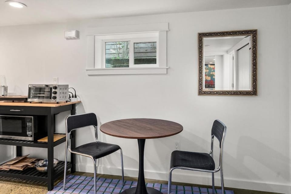 Modern 1BR Basement Suite - Workspace and Laundry House in Ballard