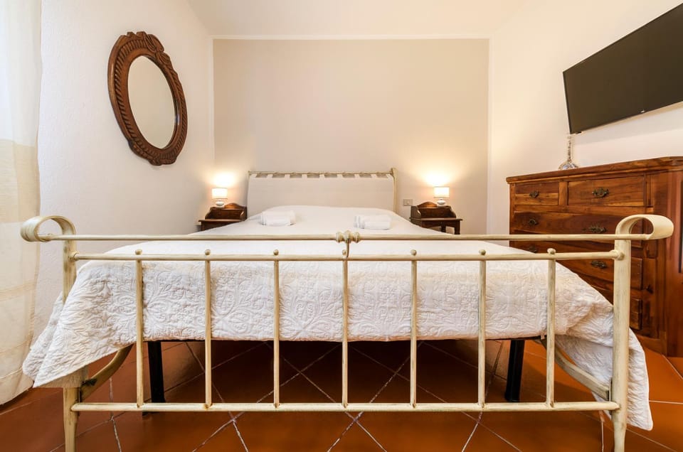 Bed, TV and multimedia, Photo of the whole room, Bedroom, towels