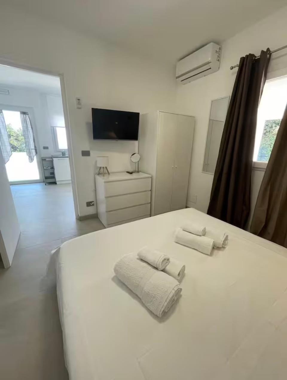 Bed, TV and multimedia, Photo of the whole room, Bedroom