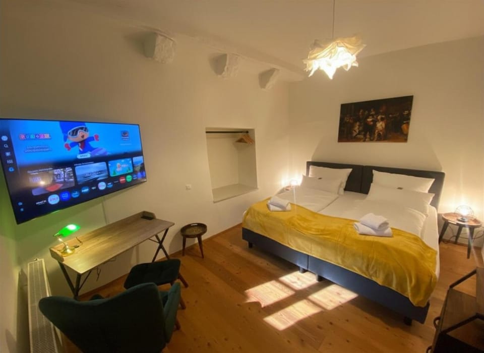 Bed, TV and multimedia, Seating area
