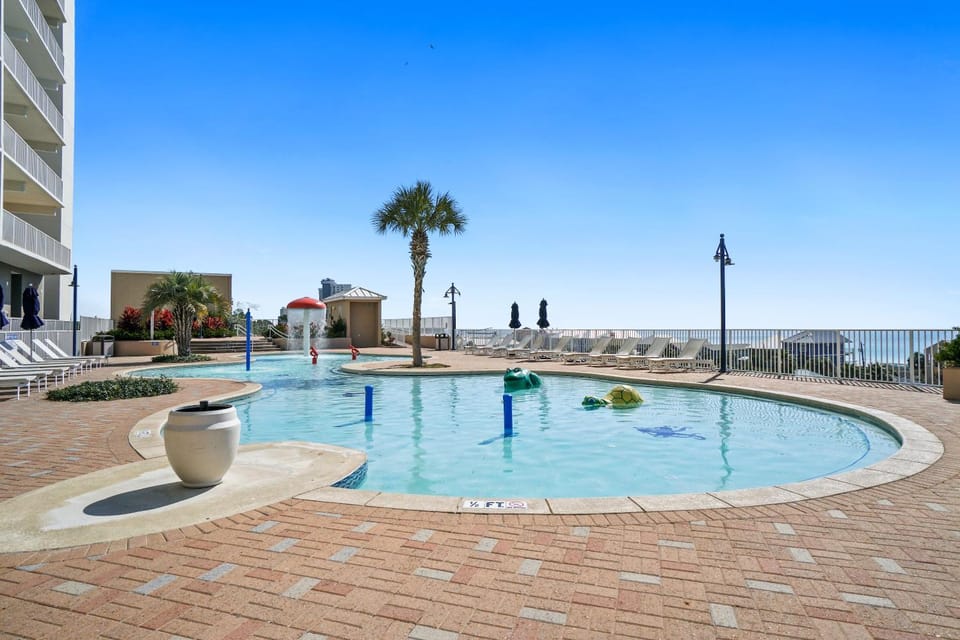 View (from property/room), Balcony/Terrace, City view, Pool view, Sea view, Swimming pool, sunbed
