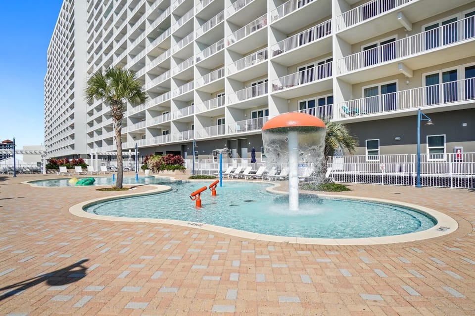 Balcony/Terrace, Pool view, Area and facilities, Swimming pool, sunbed