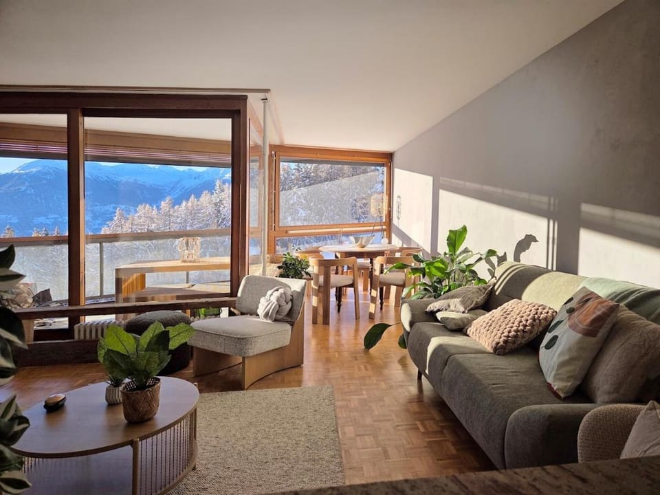 Living room, Seating area, Dining area, Mountain view