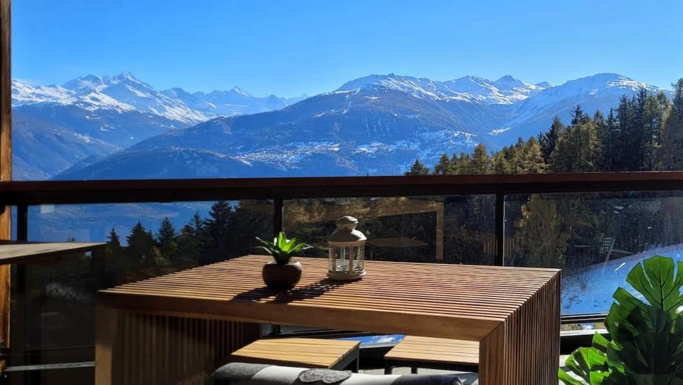 View (from property/room), Balcony/Terrace, Dining area, Mountain view