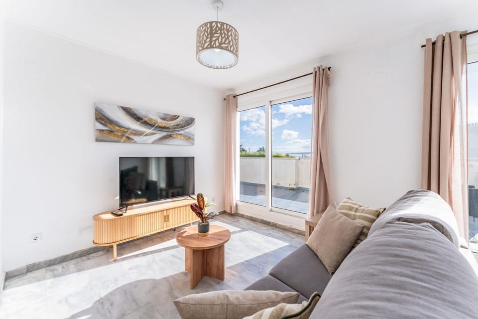 TV and multimedia, Living room, Seating area, Dining area, air conditioner