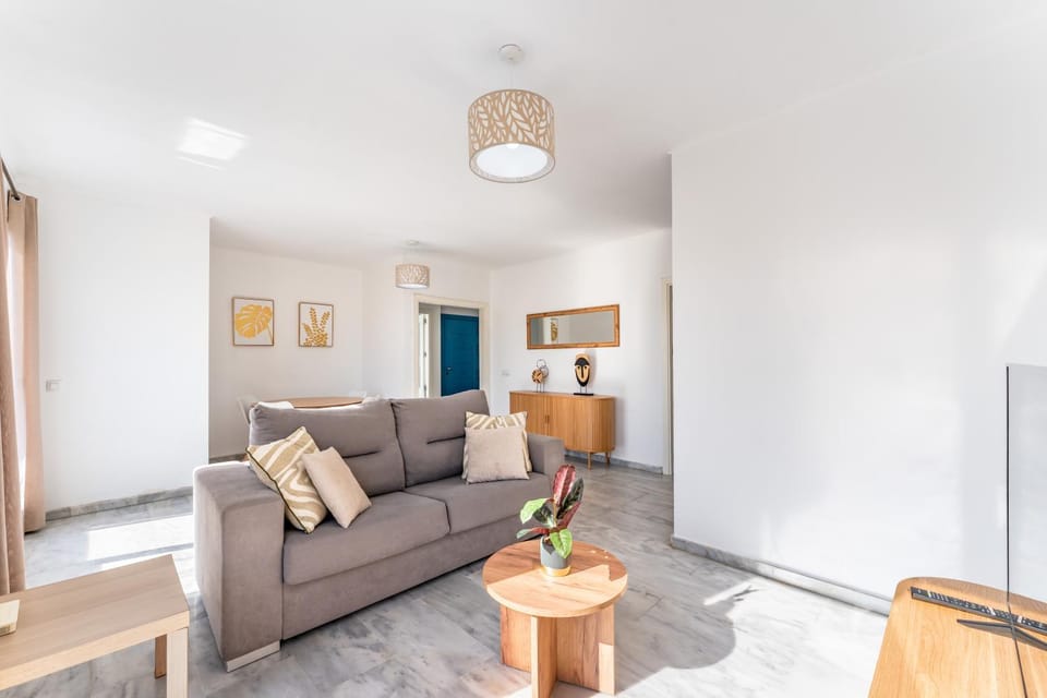 TV and multimedia, Living room, Seating area, Dining area, air conditioner
