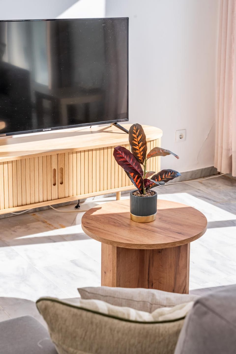 TV and multimedia, Living room, Seating area, Dining area, air conditioner