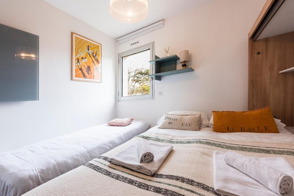 Bed, Photo of the whole room, Bedroom, towels