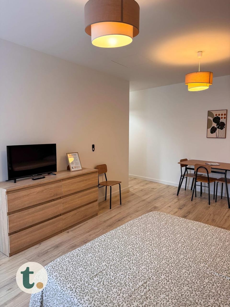 Bed, TV and multimedia, Photo of the whole room, Bedroom