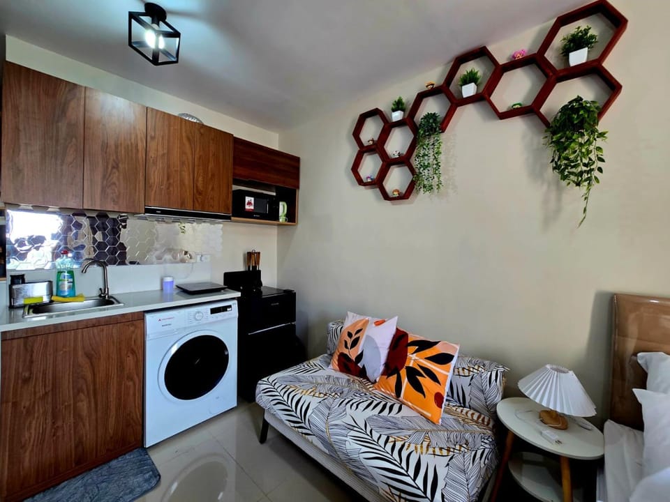 Kitchen or kitchenette, oven, washing machine
