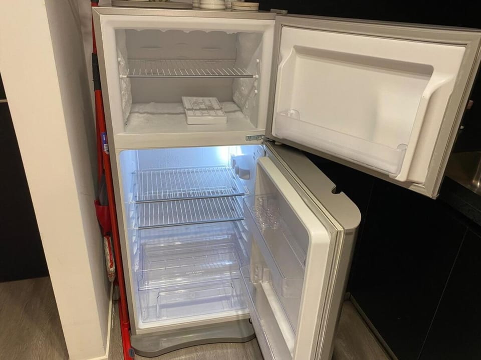 Kitchen or kitchenette, minibar