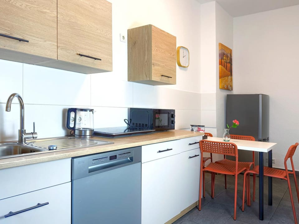 Coffee/tea facilities, Kitchen or kitchenette, Dining area, dishwasher, stove