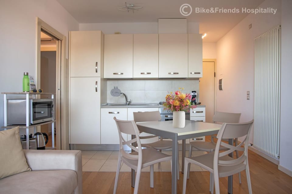 Dining area, kitchen