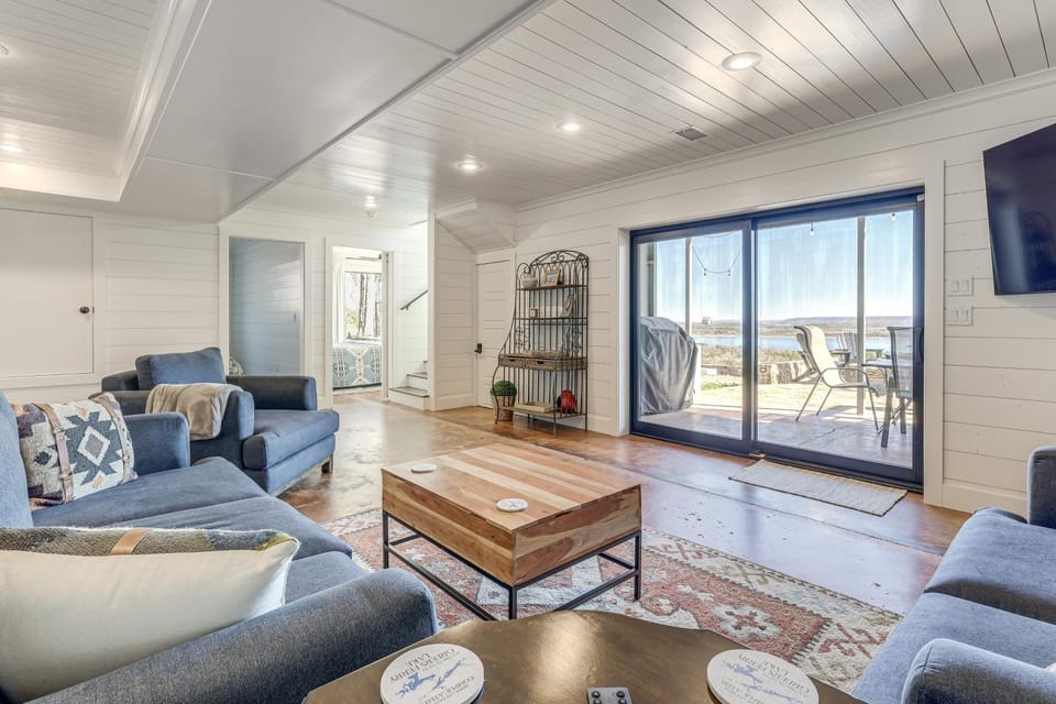 Scenic Overlook - Luxe Greers Ferry Hideaway! House in Fairfield Bay