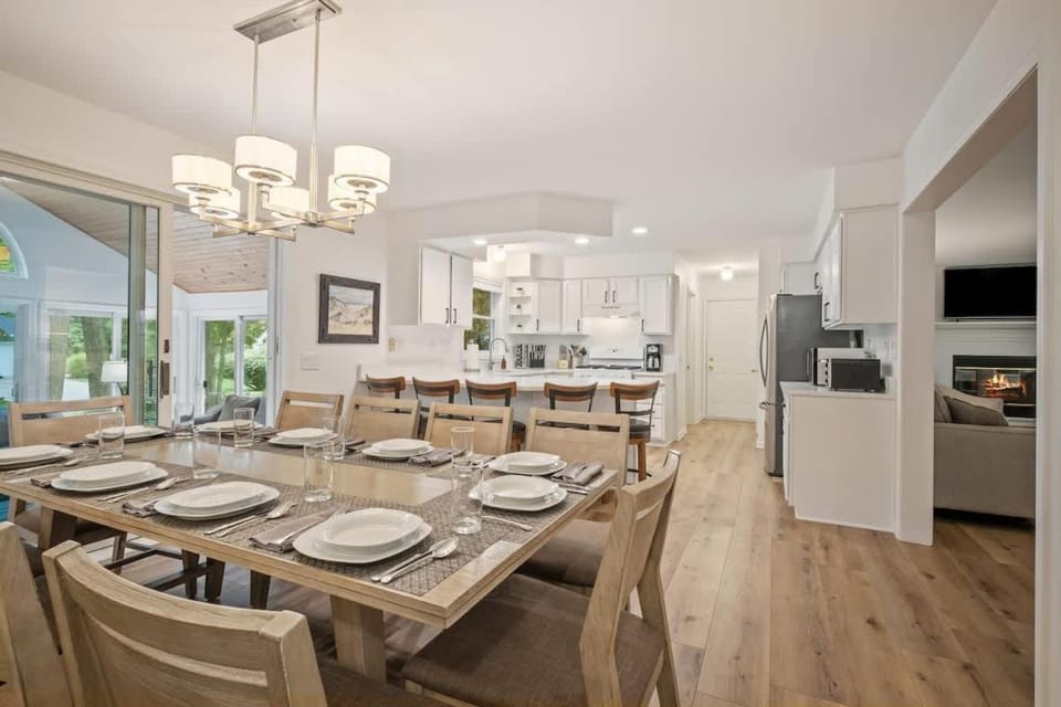 Kitchen or kitchenette, Seating area, Dining area