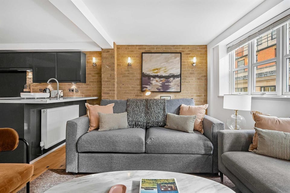 Bright 1-Bed Soho Flat - Sleeps 4 - Workspace Apartment in City of Westminster