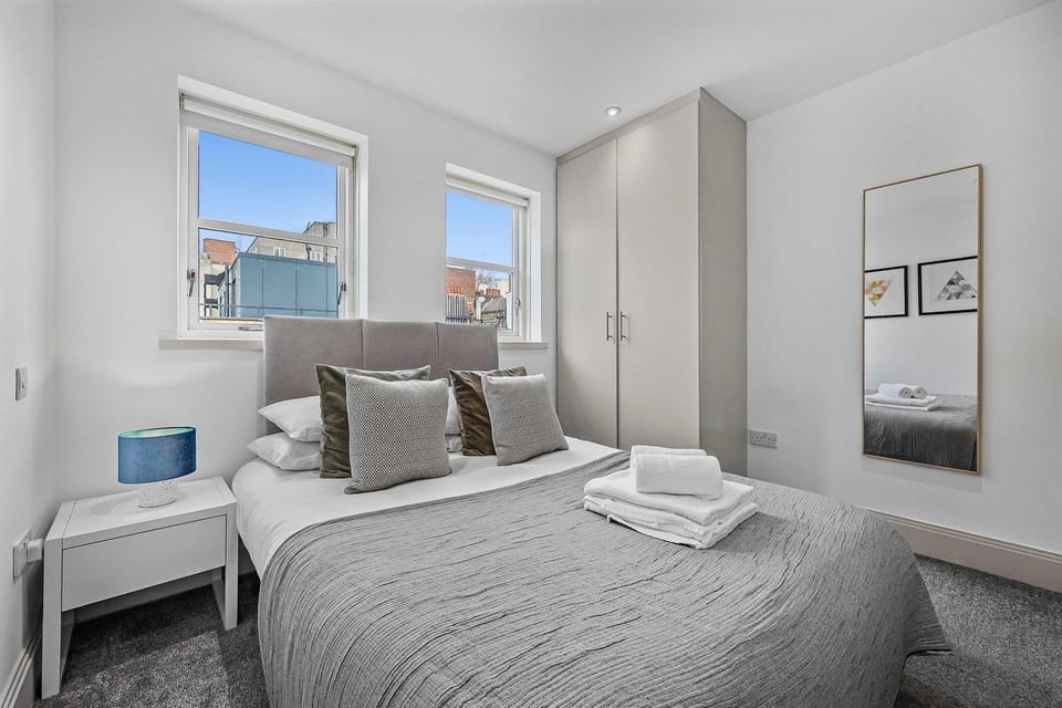 Bright 1-Bed Soho Flat - Sleeps 4 - Workspace Apartment in City of Westminster