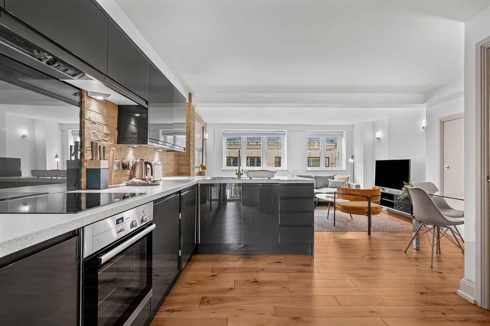 Bright 1-Bed Soho Flat - Sleeps 4 - Workspace Apartment in City of Westminster