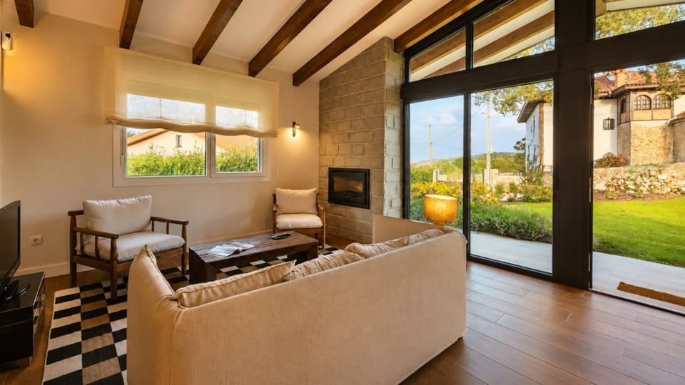Communal lounge/ TV room, Living room, Garden view