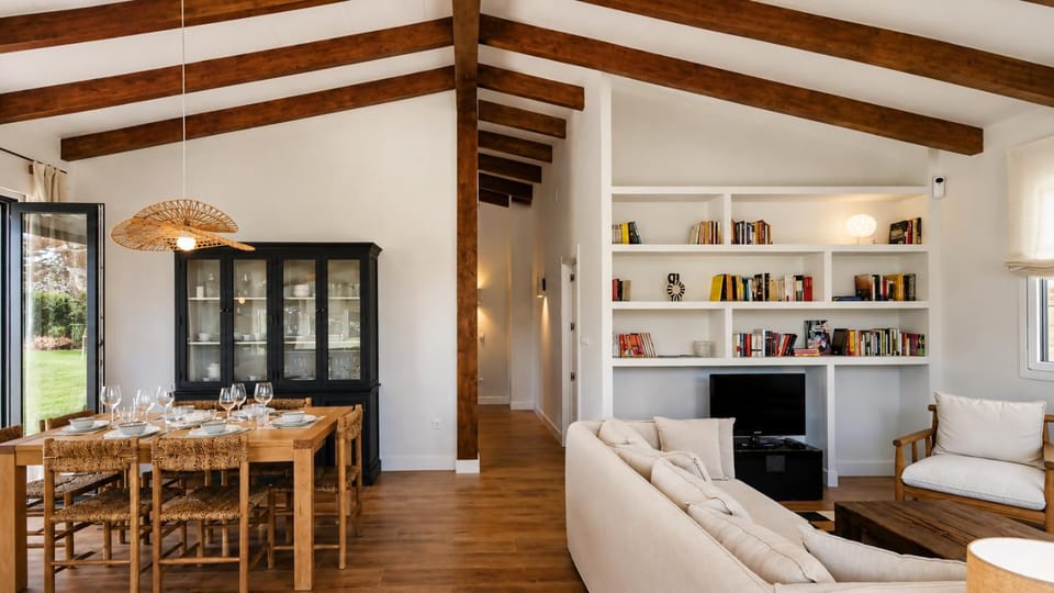 Communal lounge/ TV room, Living room, Dining area