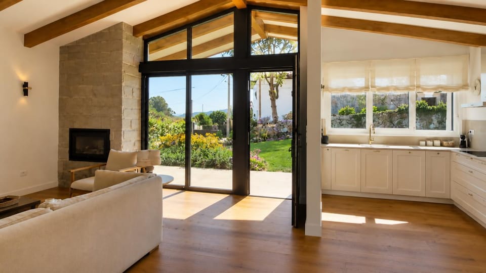 Communal lounge/ TV room, Kitchen or kitchenette, Living room, Garden view