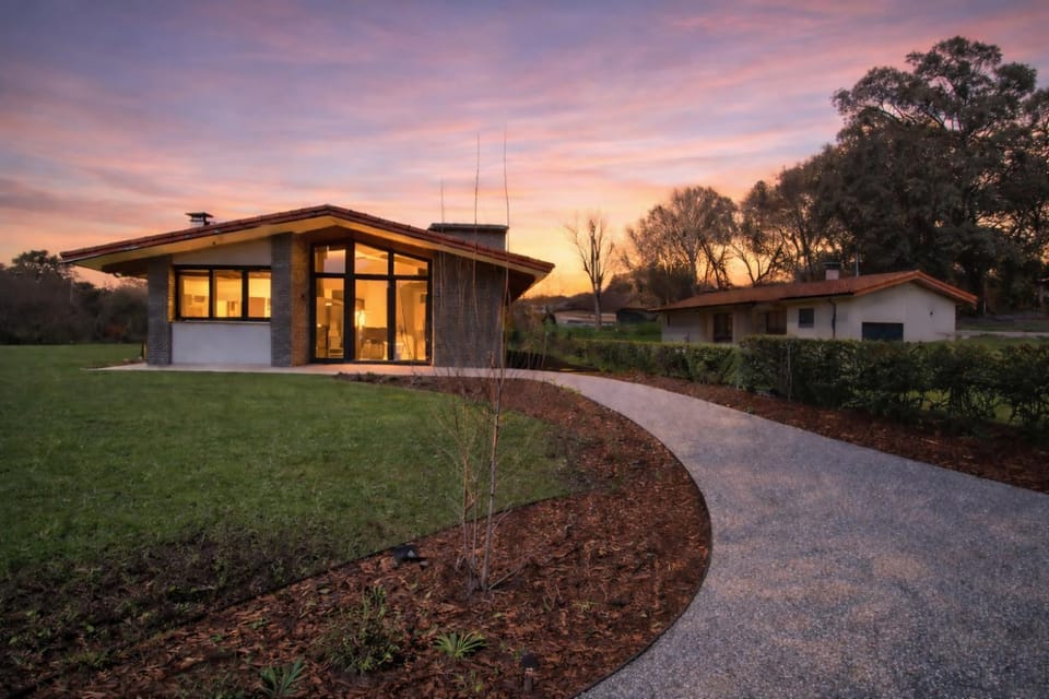 Property building, Facade/entrance, Garden, Balcony/Terrace, Garden view