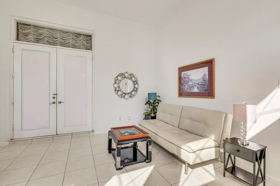 Near Apollo Beach! Bright Apt w/ Essentials Apartment in Ruskin