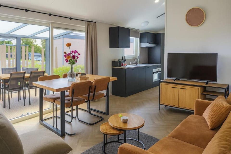 Kitchen or kitchenette, Seating area, Dining area