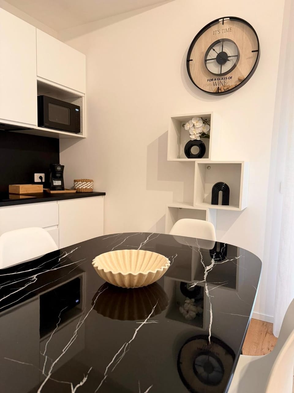 Kitchen or kitchenette, Dining area, stove