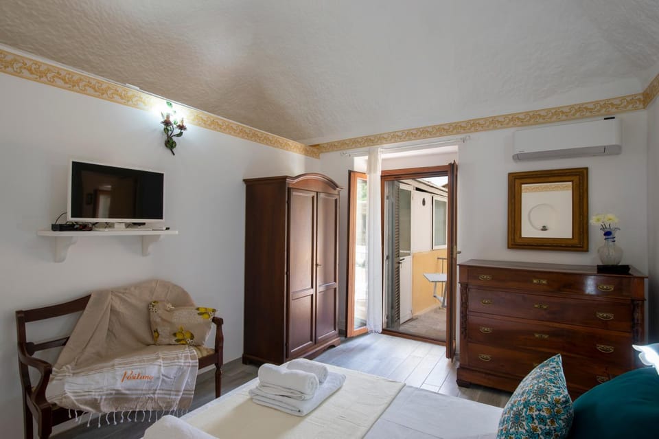 Bed, TV and multimedia, Photo of the whole room, Bedroom, towels, wardrobe