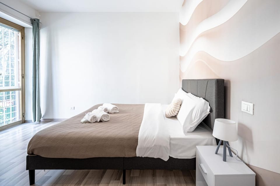 Bed, Photo of the whole room, Bedroom, towels