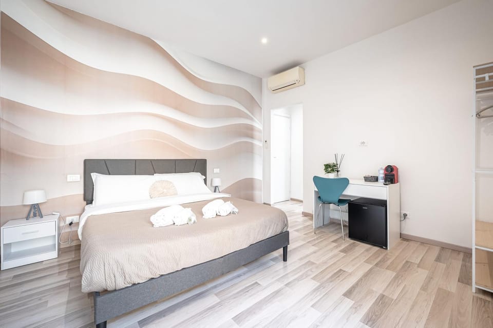 Bed, TV and multimedia, Photo of the whole room, Bedroom, towels, air conditioner