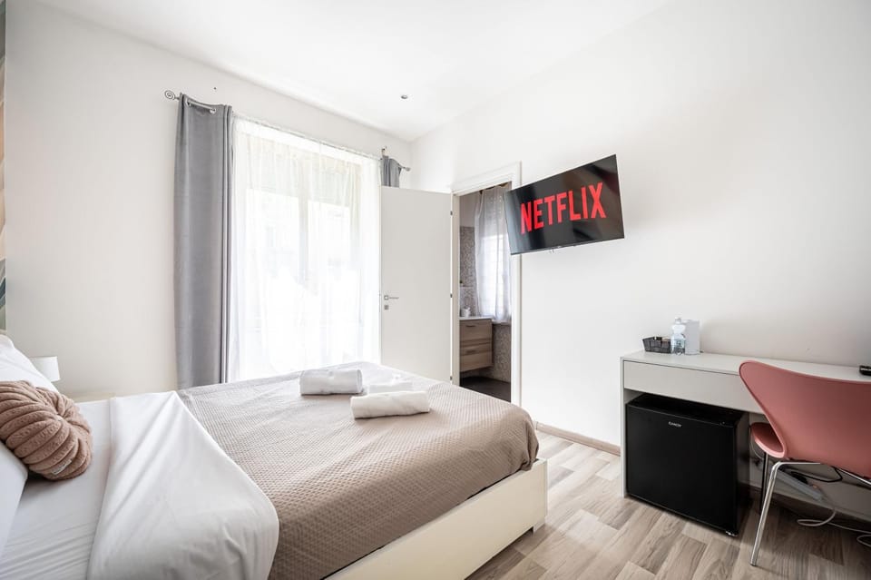 Bed, TV and multimedia, Photo of the whole room, Seating area, Evening entertainment, Bedroom