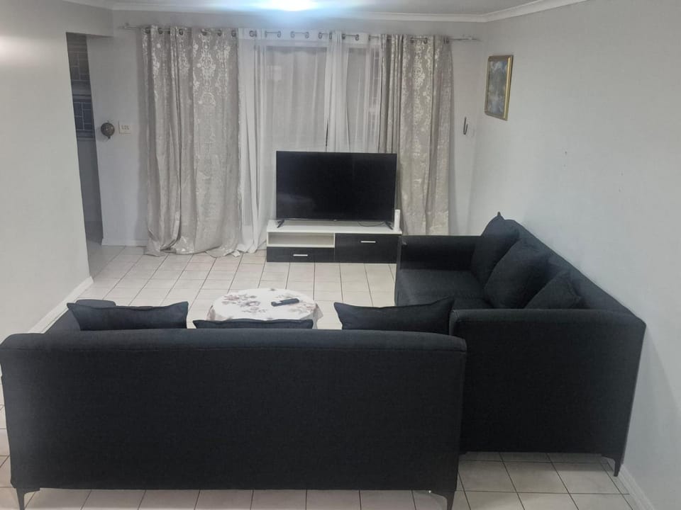 Maglovir Plumstead 5 rooms bulk House in Cape Town