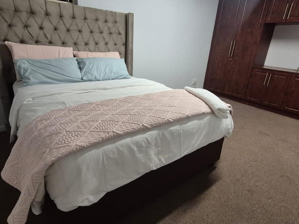 Maglovir Plumstead 5 rooms bulk House in Cape Town