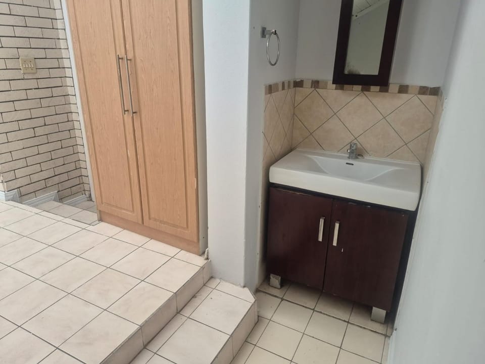 Maglovir Plumstead 5 rooms bulk House in Cape Town