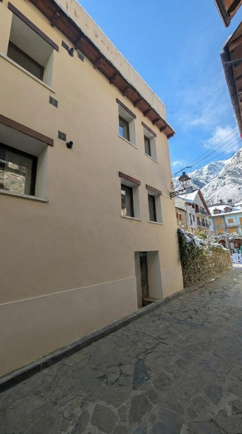 Property building, Day, Natural landscape, Mountain view