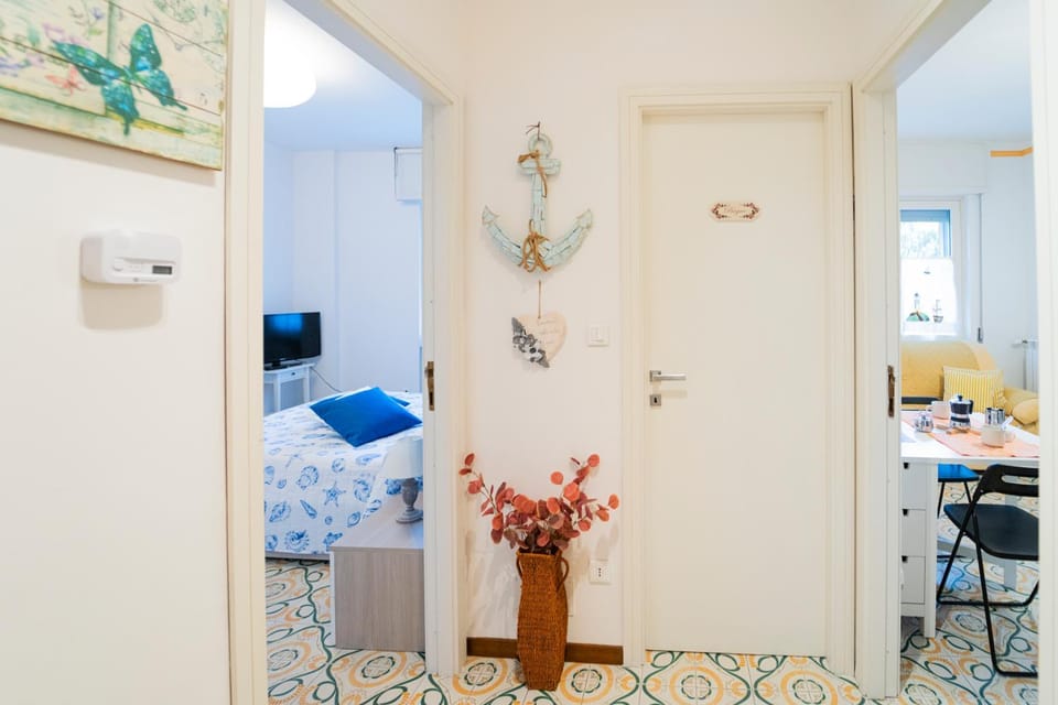 Bed, TV and multimedia, Bedroom
