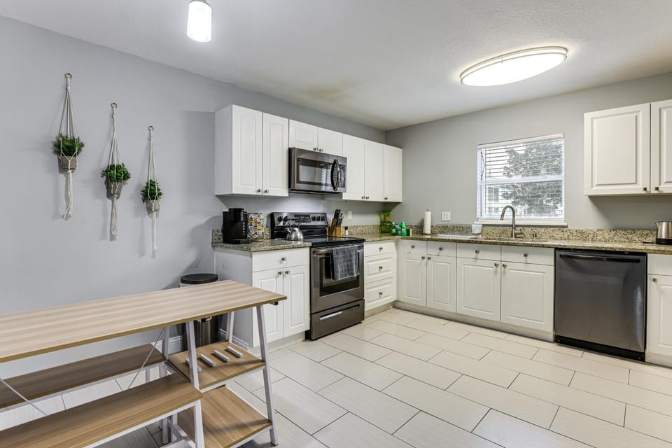 5 Mi to WDW! Spacious Resort Escape w/ Pool Access House in Kissimmee