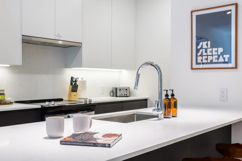 Beutt's Hygge House - Charming One-Bedroom Condo Apartment in Revelstoke
