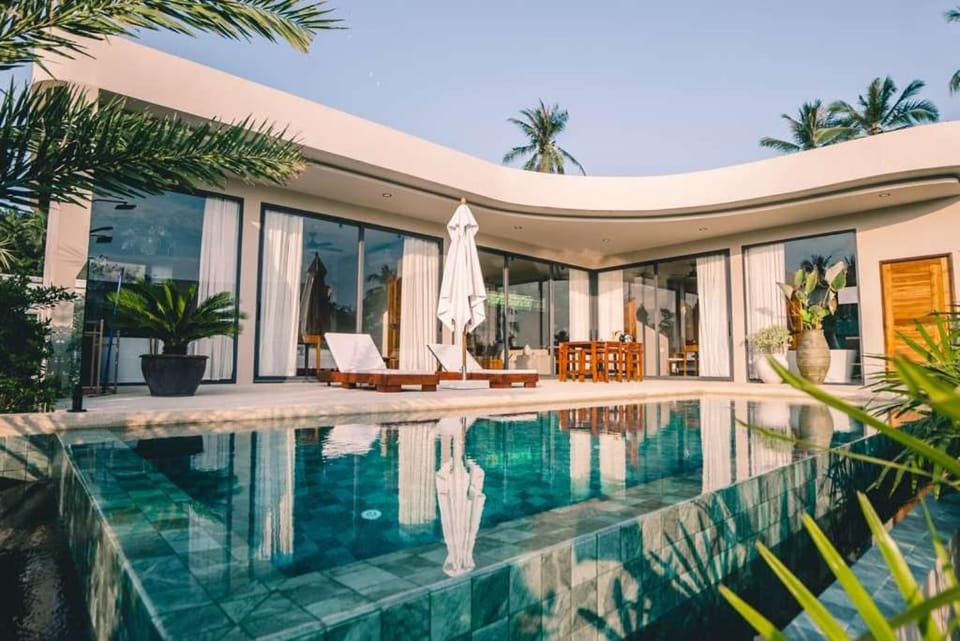 Day, Swimming pool, sunbed