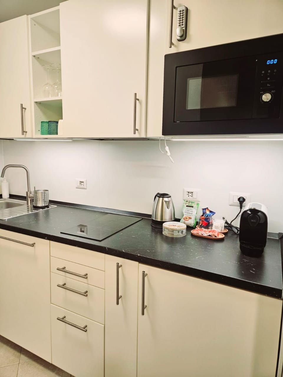 Coffee/tea facilities, Kitchen or kitchenette, stove
