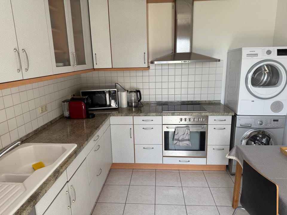 Coffee/tea facilities, microwave, oven, stove, washing machine, dryer, kitchen